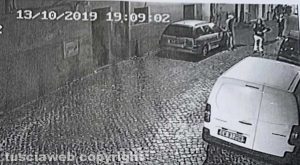 Pestaggio e rapina in via della Pettinara - Gli arrestati mentre intercettano la vittima nei fotogrammi inediti della videosorveglianza