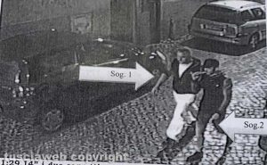 Pestaggio e rapina in via della Pettinara - I due giovani arrestati nei fotogrammi inediti della videosorveglianza