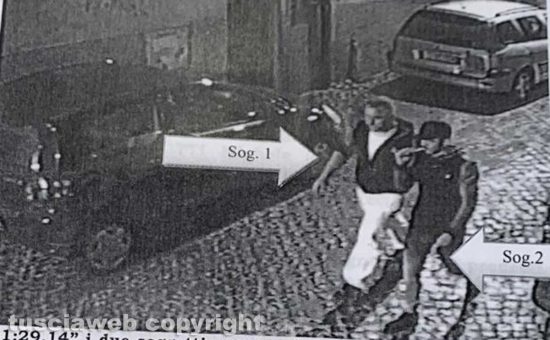 Pestaggio e rapina in via della Pettinara - I due giovani arrestati nei fotogrammi inediti della videosorveglianza