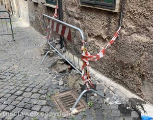 Viterbo - Strada chiusa a via Santa Maria delle Rose