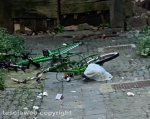 Viterbo - Via della Parrocchia - Una bicicletta abbandonata