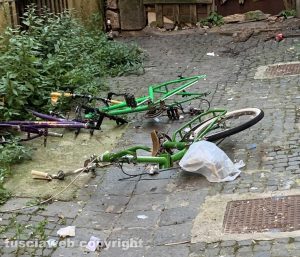 Viterbo - Via della Parrocchia - Una bicicletta abbandonata