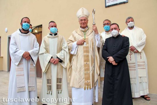 Viterbo - Il vescovo Lino Fumagalli con i sacerdoti