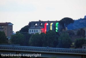 Orte - L'acquedotto della Rocca s'illumina col tricolore