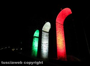 Orte - L'acquedotto della Rocca s'illumina col tricolore