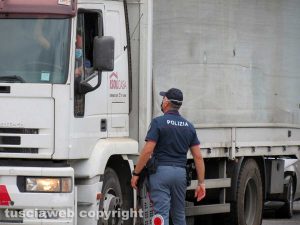 Viadotto chiuso sulla Terni-Orte - La polizia devia i mezzi pesanti al casello autostradale