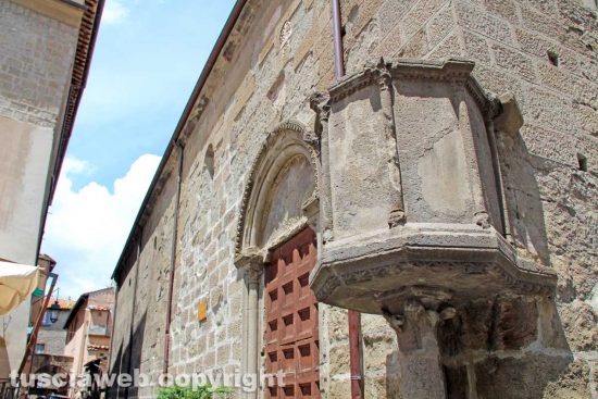 Viterbo - Il pulpito della chiesa di Santa Maria Nuova