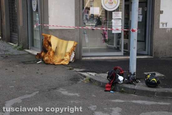 Viterbo - Piazza della Rocca - Materasso a fuoco sulla porta di casa