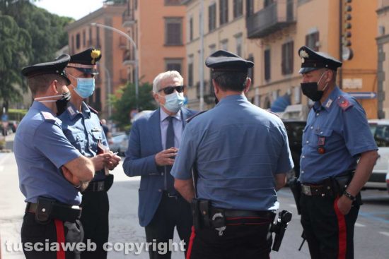 Viterbo - Piazza della Rocca - Materasso a fuoco sulla porta di casa - Il sindaco Giovanni Arena e i carabinieri