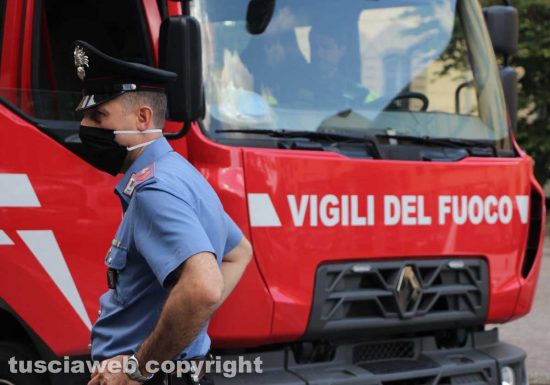 Viterbo - Piazza della Rocca - Materasso a fuoco sulla porta di casa - Carabinieri e vigili del fuoco