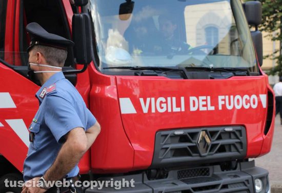 Carabinieri e vigili del fuoco (Immagine di repertorio)