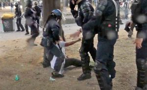 Parigi - Arresto di un'infermiera durante le manifestazioni degli operatori sanitari