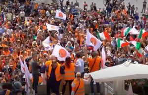 I gilet arancioni a piazza del popolo