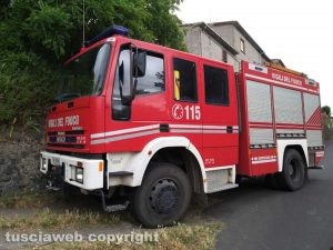 Montefiascone - Incendio di sterpaglie in via Carpine - L'intervento dei vigili del fuoco