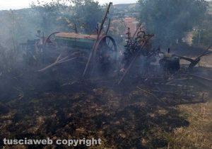 Montefiascone - Incendio di sterpaglie in via Carpine