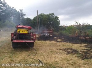 Montefiascone - Incendio di sterpaglie in via Carpine - L'intervento dei vigili del fuoco