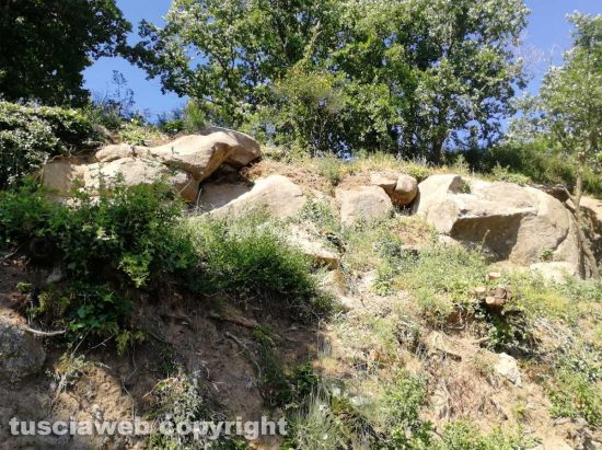 Viterbo - Strada Fonte chiusa per frana