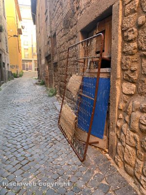 Viterbo - Rete abbandonata in via della ParrocchiaViterbo - Rete abbandonata in via della Parrocchia