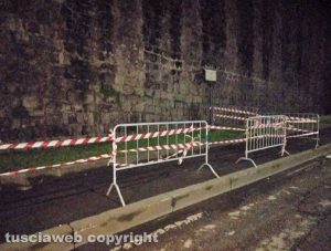Viterbo - Crolla un pezzo delle mura