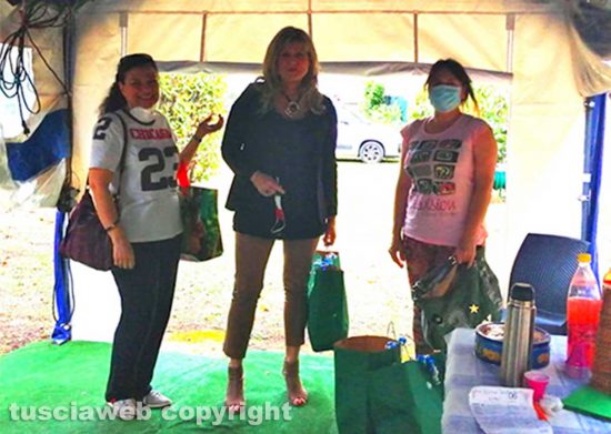 La consegna del cibo alle "gattare"