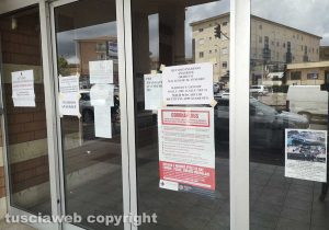 Viterbo - L'annuncio sulla vetrata del comune