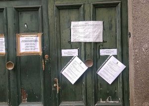 Viterbo - Le viti sul portone del comune - Settore tributi