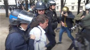 Parigi, arresto di un'infermiera durante le manifestazioni degli operatori sanitari