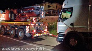 Valentano - Autoarticolato carico di orzo si blocca sulla strada