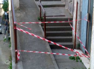 Montefiascone - Lo sciame di api nella stradina tra via Indipendenza e il piazzale della cripta di Santa Lucia - La strada chiusa