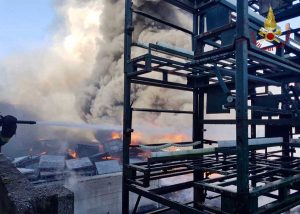 Settimo Torinese - Intervento dei vigili del fuoco in un'azienda in fiamme