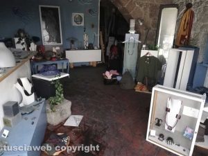 Viterbo - Incendio in un negozio a San Pellegrino