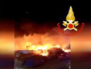 Lampedusa - Incendiati vecchi barconi dei migranti