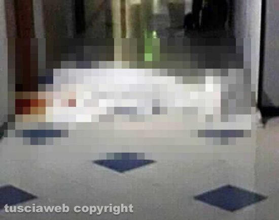 Omicidio di Orte - Il corpo di Moses coperto da un lenzuolo su Facebook