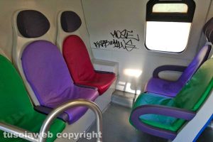 Sedili del treno senza adesivi per il distanziamento