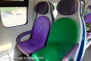 Sedili del treno senza adesivi per il distanziamento