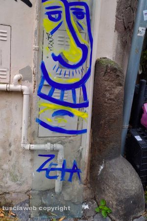 Viterbo - Vetro colorato in piazza Santa Maria nuova