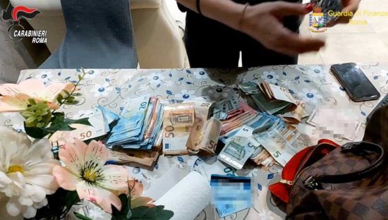 Narcotraffico a Tor Bella Monaca - 42 arresti di carabinieri e guardia di finanza - Il denaro sequestrato