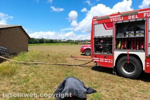 Il fienile in fiamme a Montefiascone - Vigili del fuoco sul posto