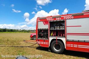 Il fienile in fiamme a Montefiascone - Vigili del fuoco sul posto
