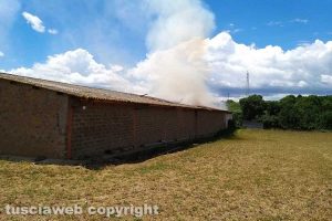Il fienile in fiamme a Montefiascone