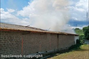 Il fienile in fiamme a Montefiascone