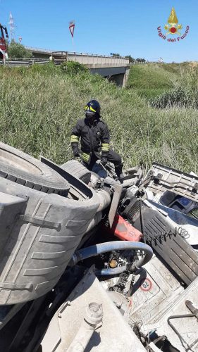 Civitavecchia - Autoarticolato si ribalta sull'Aurelia