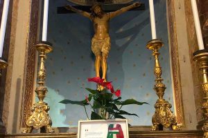 La fascia del sindaco di Bagnoregio ai piedi del Crocifisso di Civita