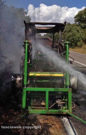Montalto di Castro - Trattore in fiamme sulla Castrense