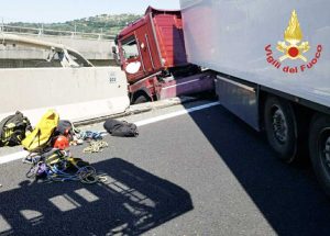 Livorno - Tir in bilico sul viadotto, autista salvato con l'autogrù