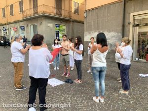 Viterbo - Il flash mob sullo stupro nel pub di CasaPound organizzato dall'associazione Kyanos