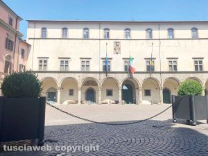 Viterbo - Le fioriere a piazza del Comune