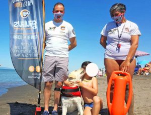 Tarquinia - Il bimbo di 6 anni e il Labrador Panna dopo il salvataggio