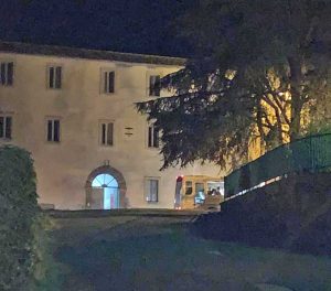 Valentano - Le foto pubblicate dal deputato Rotelli sul presunto arrivo dei migranti stanotte all'ex convento