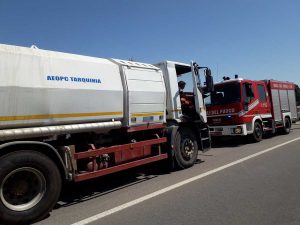 Vasto incendio di sterpaglie vicino l'autostrada